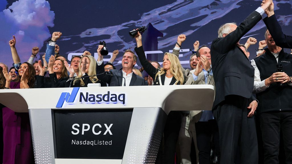 SpaceX festeggia quotazione al Nasdaq