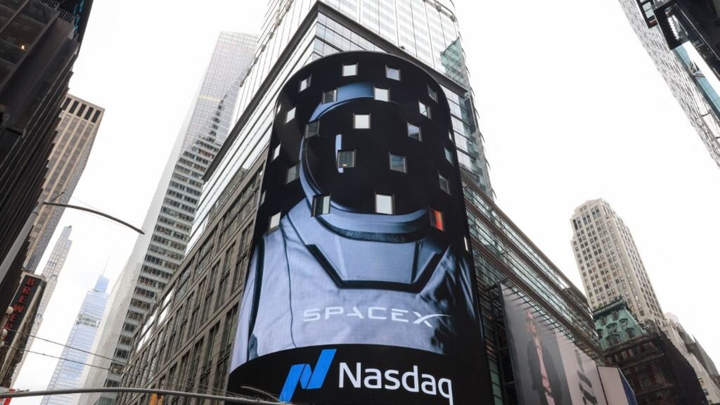 Una vista del Nasdaq MarketSite dopo che i dirigenti di SpaceX hanno suonato la campanella d'apertura