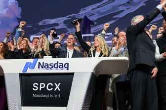 SpaceX approda al Nasdaq di Wall Street. Musk: "Vi porteremo sulla Luna e su Marte"