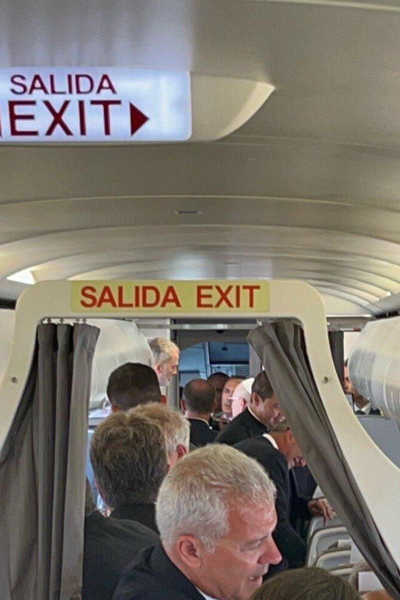 Problema tecnico all'aereo, il Papa costretto a scendere e a cambiare velivolo