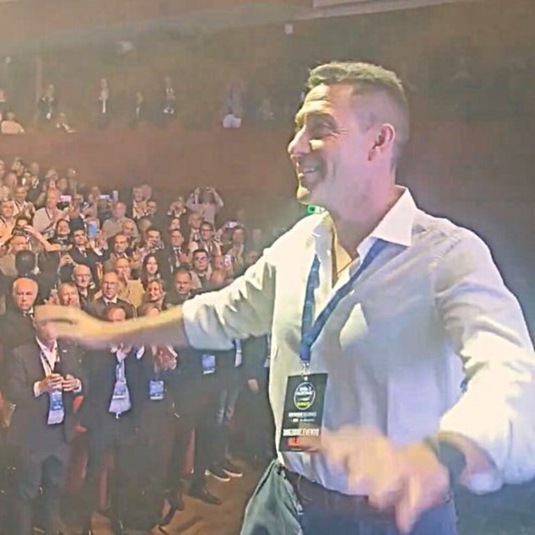 Roberto Vannacci sul palco dell'assemblea costituente di Futuro nazionale