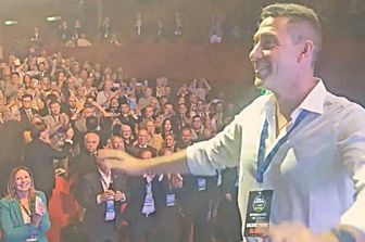 Roberto Vannacci sul palco dell'assemblea costituente di Futuro nazionale