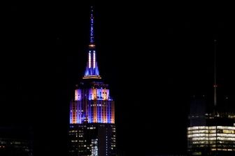 L'Empire State Building con i conoli dei NY Knicks