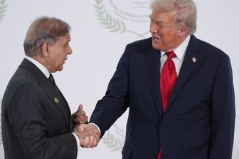 Donald Trump saluta il primo ministro pakistano Shehbaz Sharif