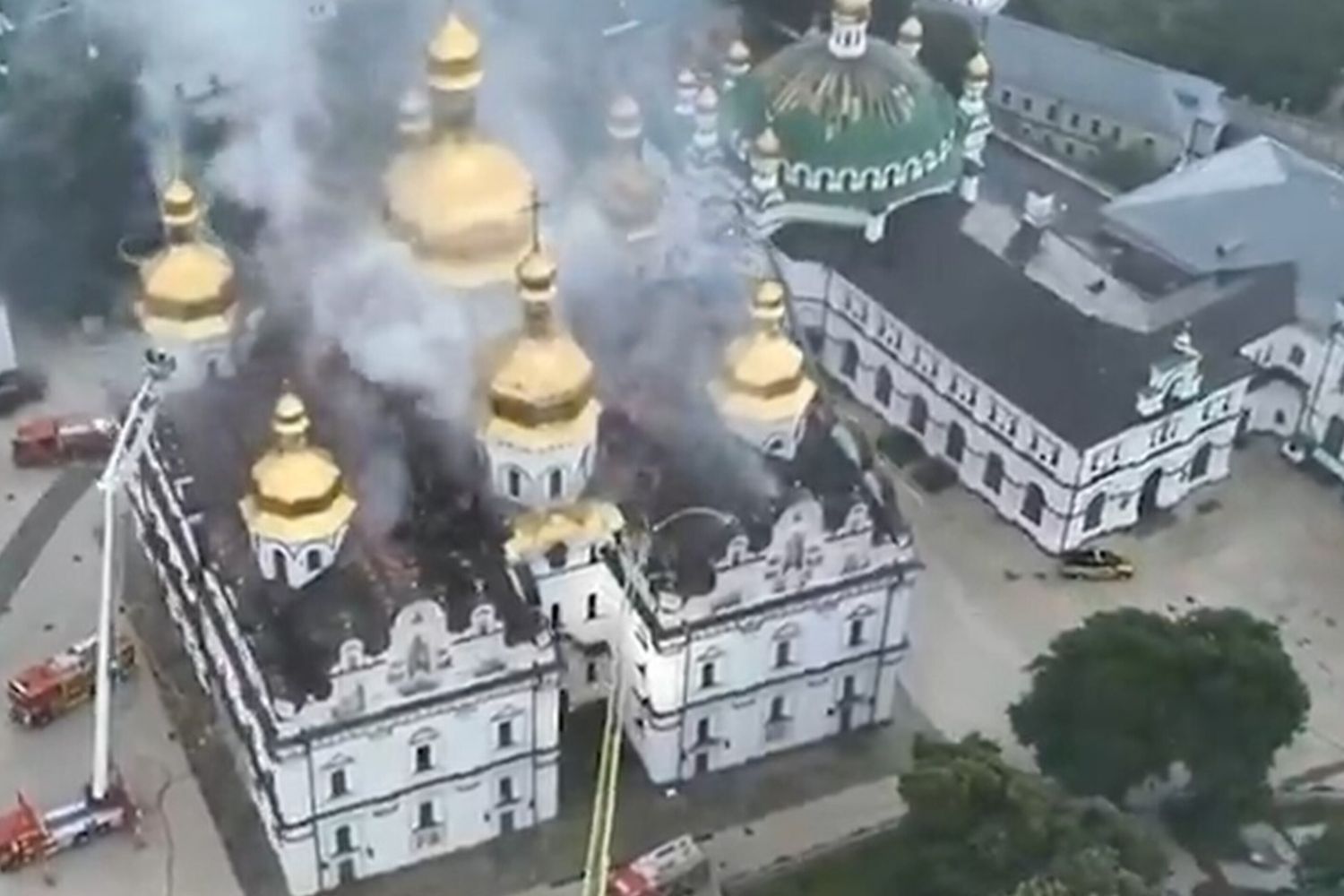 La cattedrale della Dormizione in fiamme