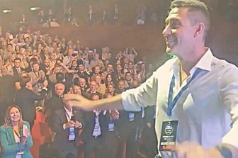 Roberto Vannacci sul palco dell'assemblea costituente di Futuro nazionale