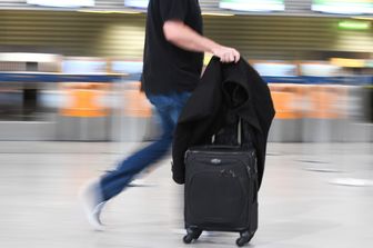 Un passeggero con un bagaglio a mano