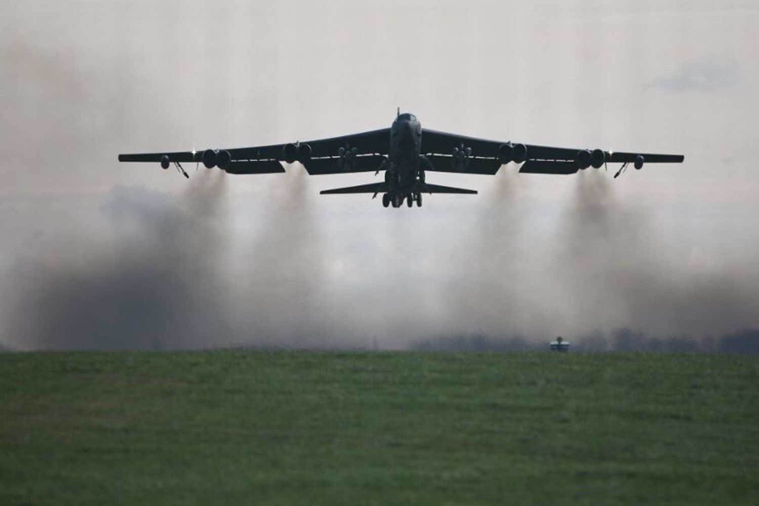 Un bombardiere B-52 Stratofortress dell'aeronautica statunitense decolla dalla base RAF di Fairford, nel sud-ovest dell'Inghilterra, il 15 marzo 2026