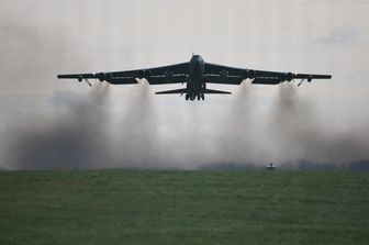 Un bombardiere B-52 Stratofortress dell'aeronautica statunitense decolla dalla base RAF di Fairford, nel sud-ovest dell'Inghilterra, il 15 marzo 2026