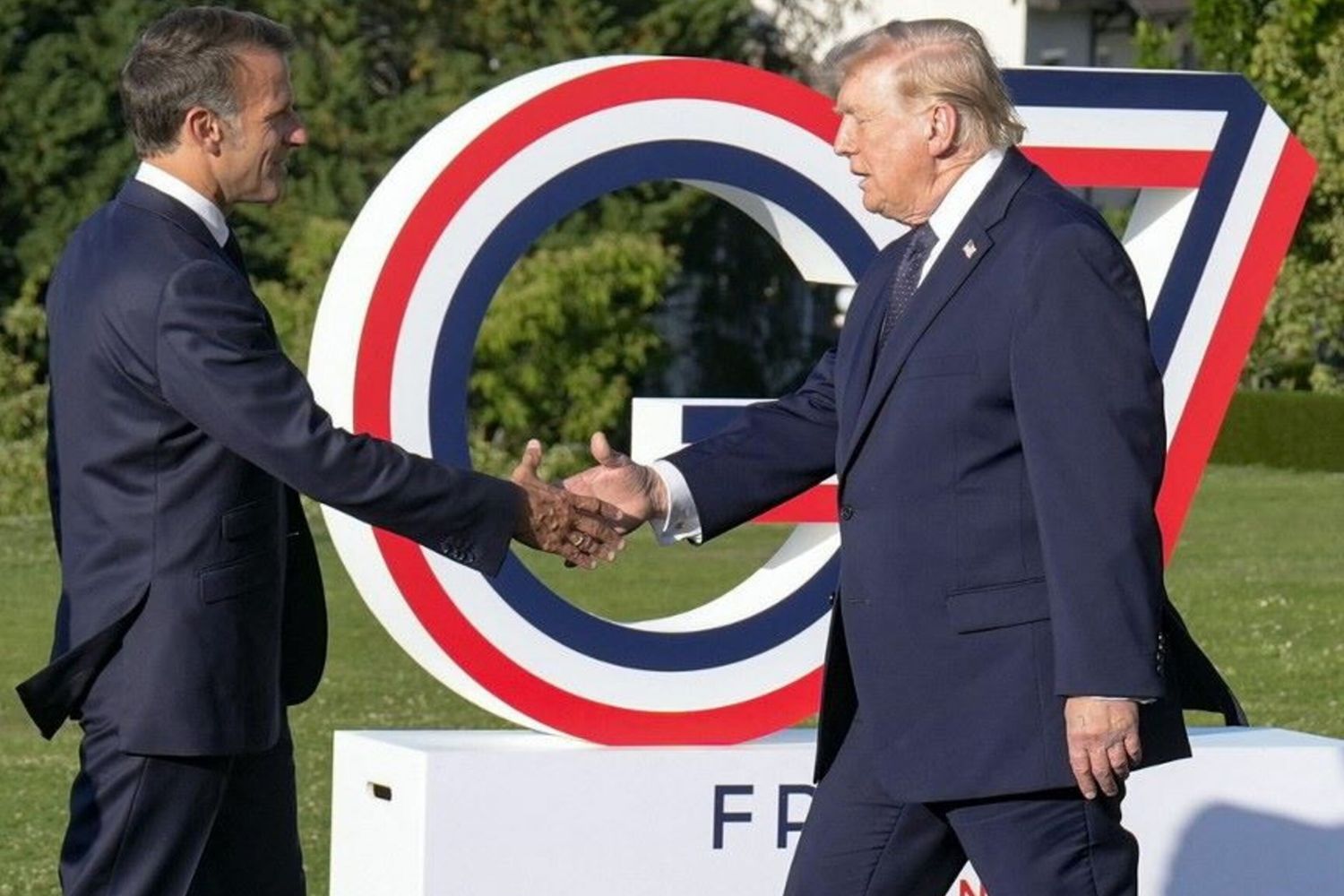Macron accoglie Trump al G7 di Evian