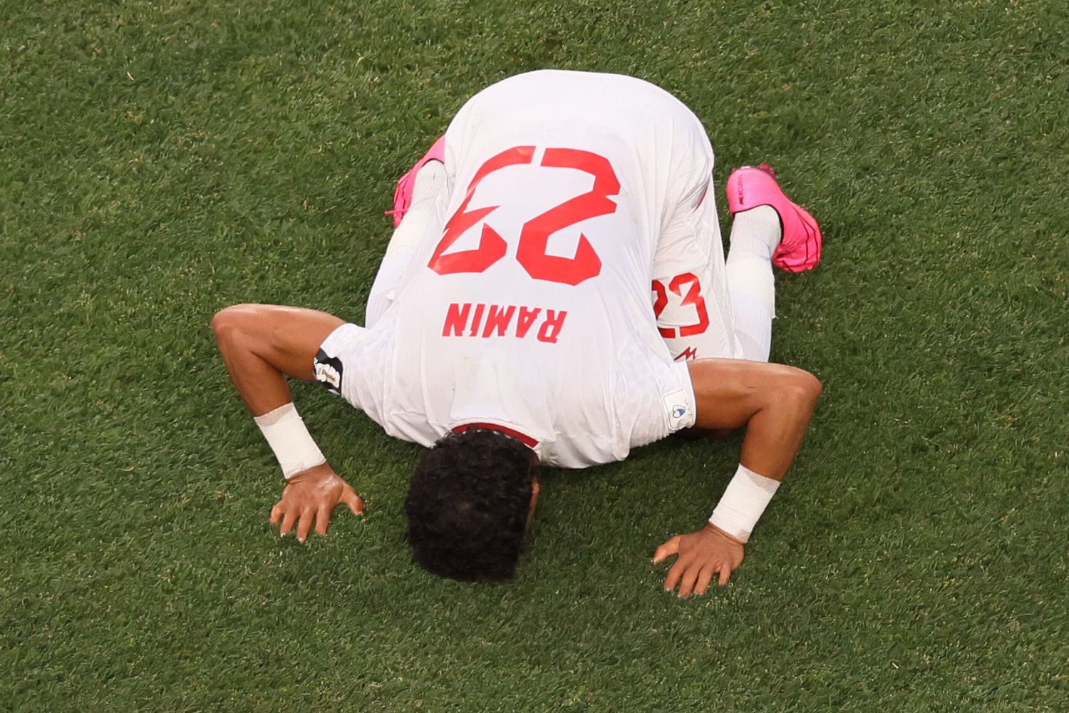 Ramin Rezaeian ringrazia Allah dopo il gol