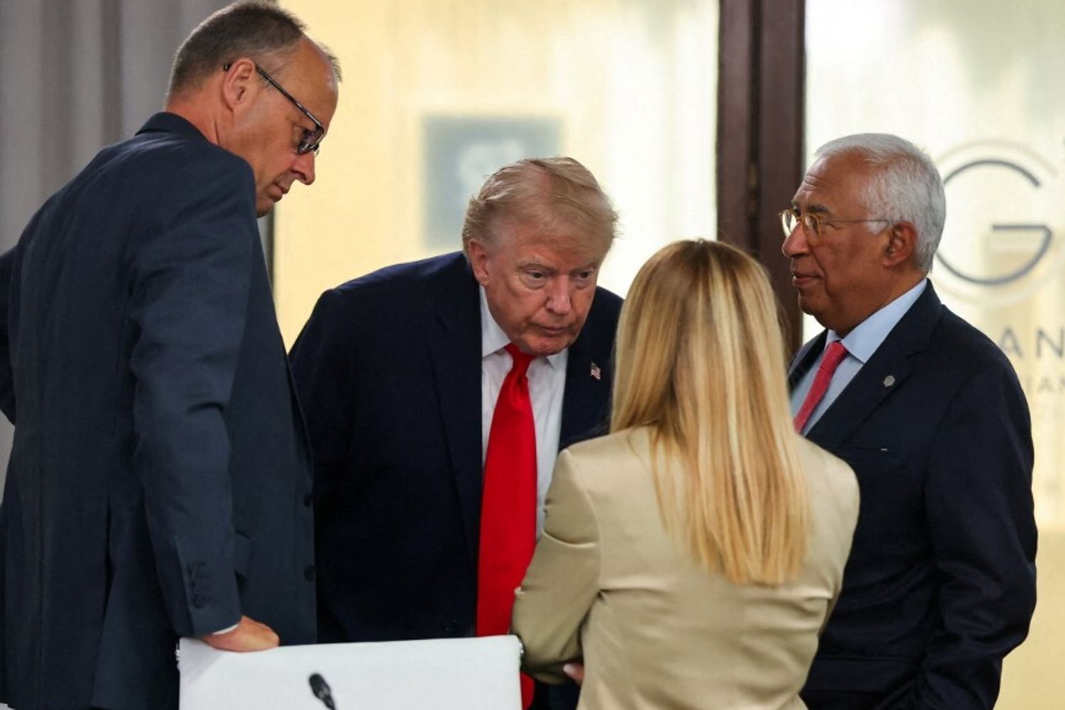 Scambio di battute Meloni-Trump: "Noi sempre amici". "No, sono stato abbandonato"
