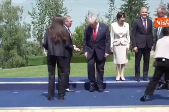 G7 Evian, i leader in posa per la foto di gruppo. Tra gli altri, Trump, Meloni e Macron
