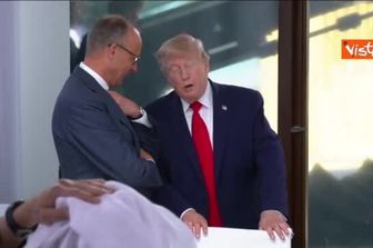 Trump scherza con Meloni: "Sono stato abbandonato", lei: "Siamo sempre amici". Siparietto al G7