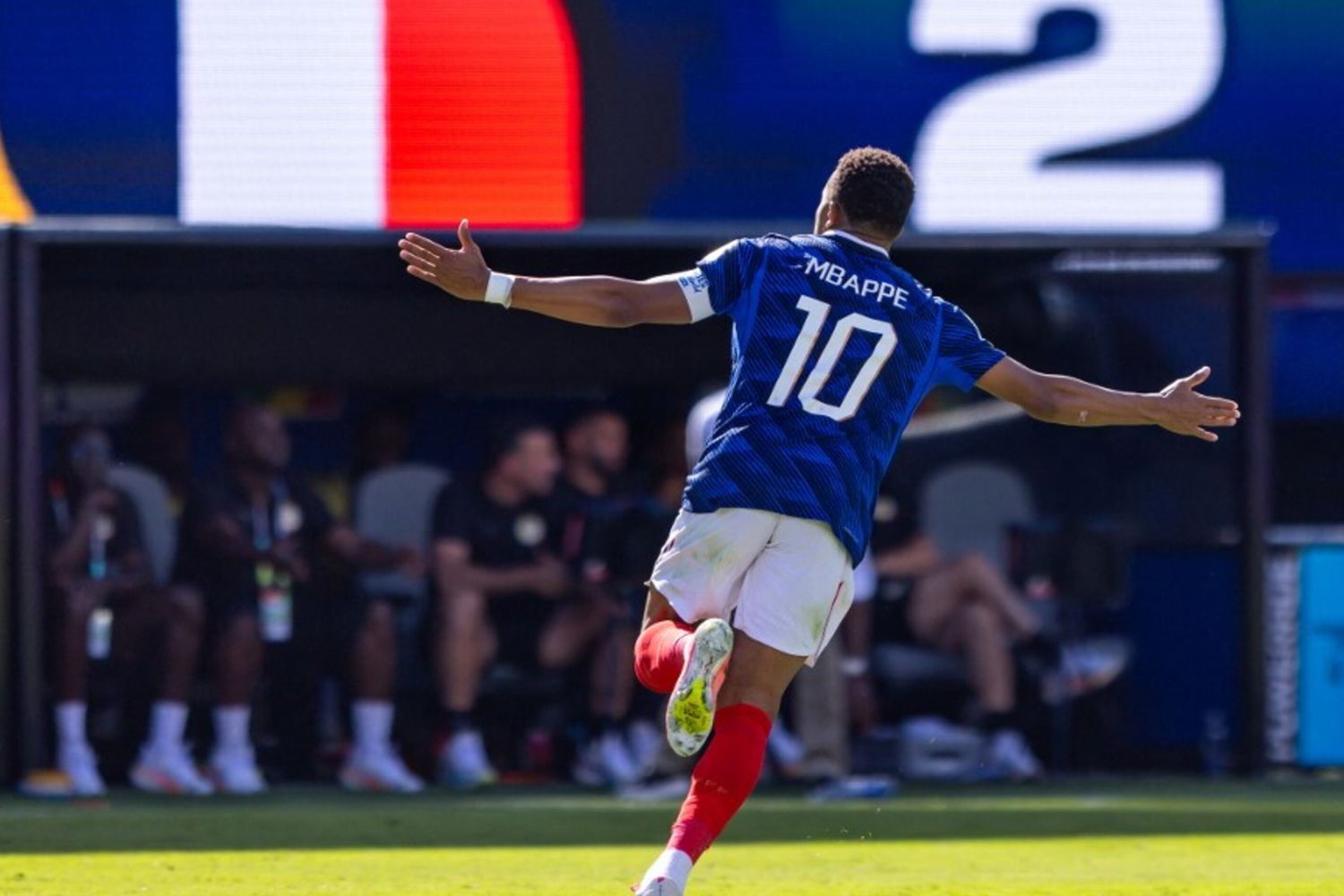 Foto AFP Riferimento al documento000_B7BZ49V LIMONFBL - Mondiale - 2026 - MATCH17 - FRA - SEN Data di creazione16/06/2026 Città/PaeseEast Rutherford, Stati Uniti CreditoFRANCK FIFE / AFP Dimensioni del file/pixel/dpi48,33 MB / 5034 x 3356 / 300 dpi FBL-WC-2026-MATCH17-FRA-SEN L'attaccante francese numero 10 Kylian Mbappé saluta il pubblico dopo la vittoria nella partita di calcio del Gruppo I dei Mondiali 2026 tra Francia e Senegal