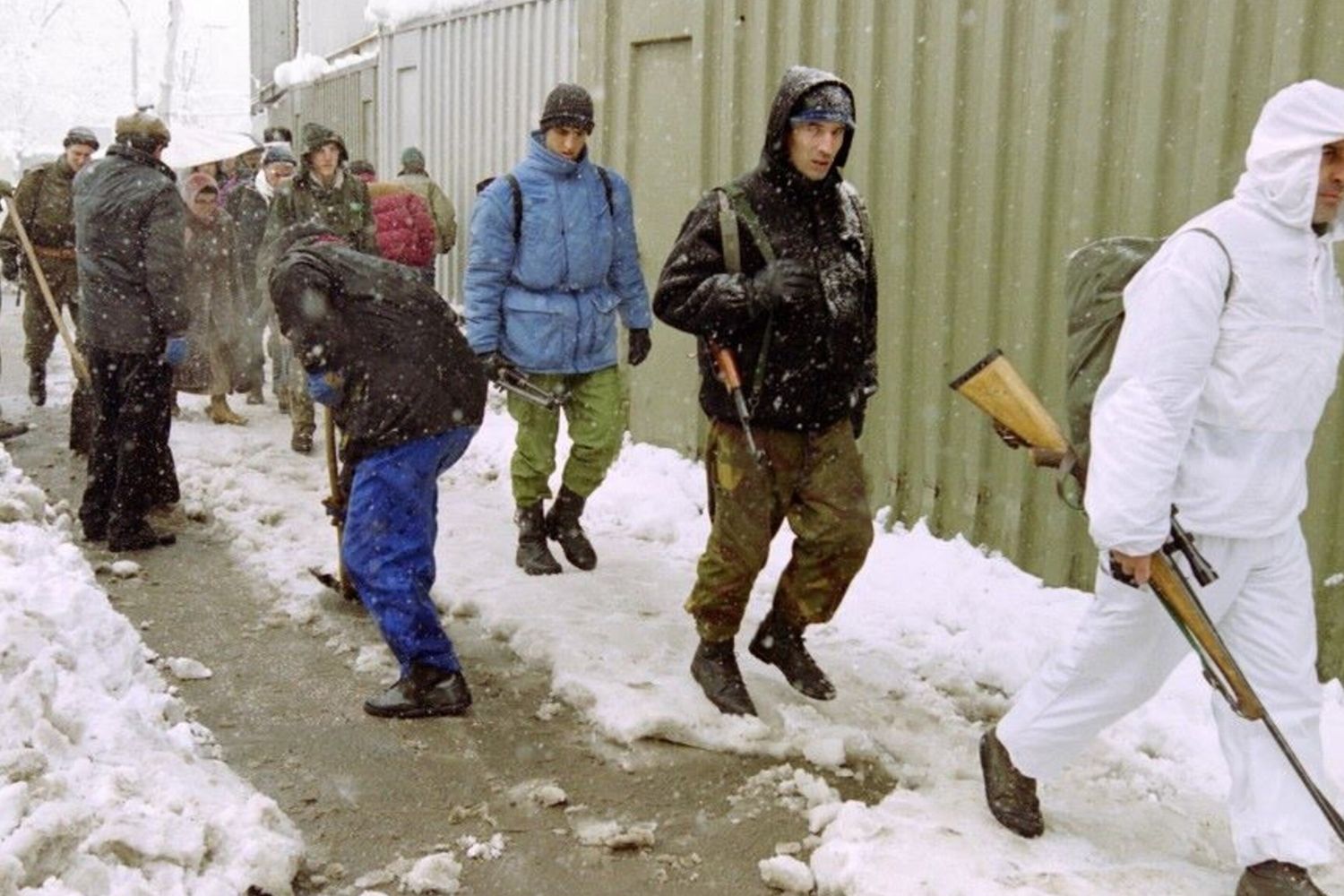 Il 27 marzo 1993, un gruppo di cecchini bosniaci avanza nella neve verso la linea del fronte vicino al centro di Sarajevo.