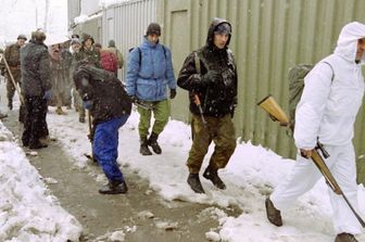 Il 27 marzo 1993, un gruppo di cecchini bosniaci avanza nella neve verso la linea del fronte vicino al centro di Sarajevo.