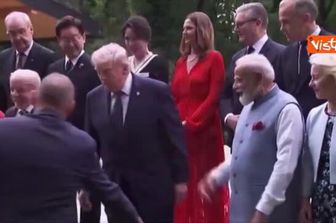 Brigitte Macron si aggrappa a Trump per non scivolare durante foto di gruppo al G7