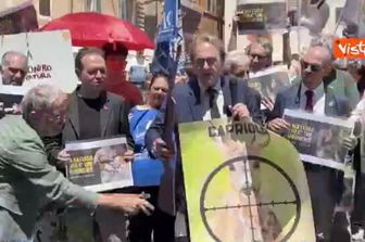 Presidio contro Ddl caccia, Bonelli rompe fucile di carta: Abbasso le armi
