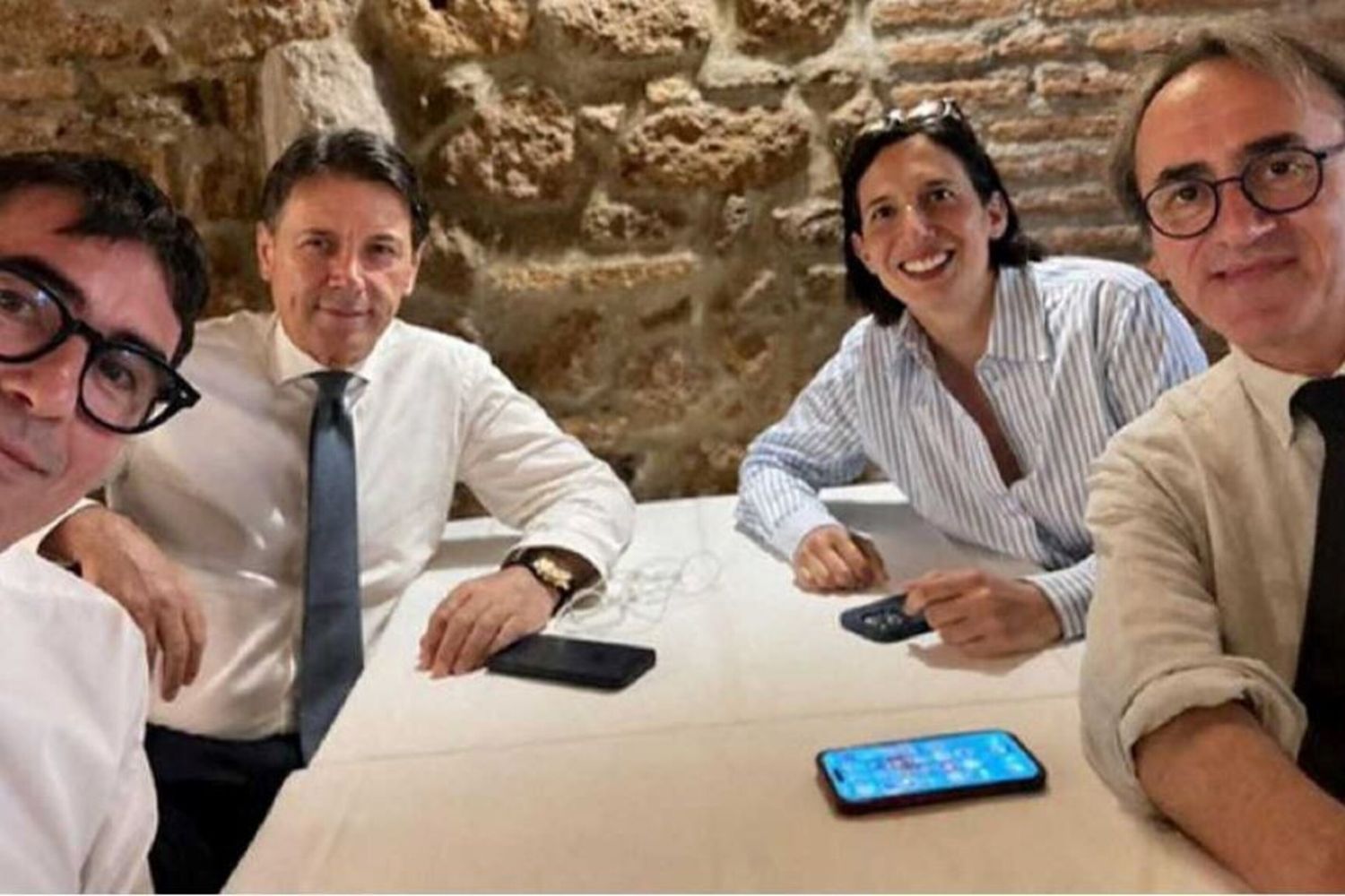 Schlein, Conte, Bonelli e Fratoianni nella foto di gruppo scattata al ristorante a Roma