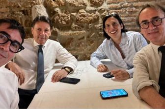 Schlein, Conte, Bonelli e Fratoianni nella foto di gruppo scattata al ristorante a Roma