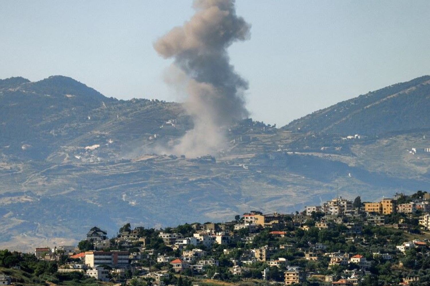 Il fumo si alza in seguito ai bombardamenti israeliani nel Libano meridionale, come si vede da una posizione oltre confine nell'Alta Galilea, nel nord di Israele, il 19 giugno 2026
