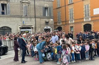 La principessa Kate saluta i bambini in piazza a Reggio Emilia