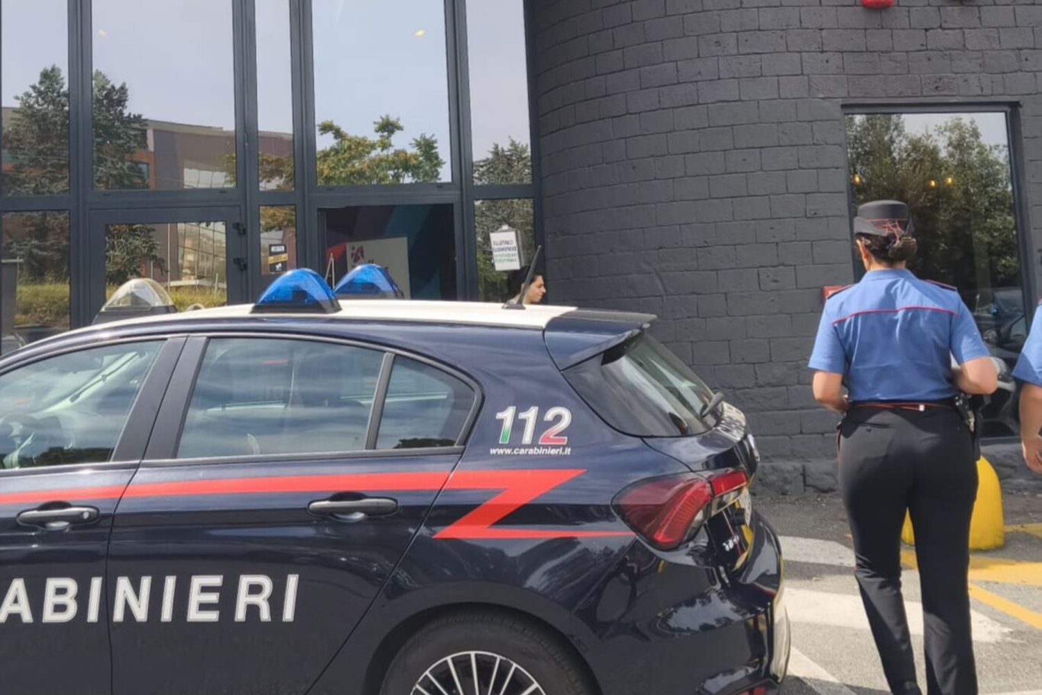Carabinieri all'ingresso della  palestra