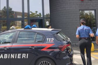 Carabinieri all'ingresso della  palestra