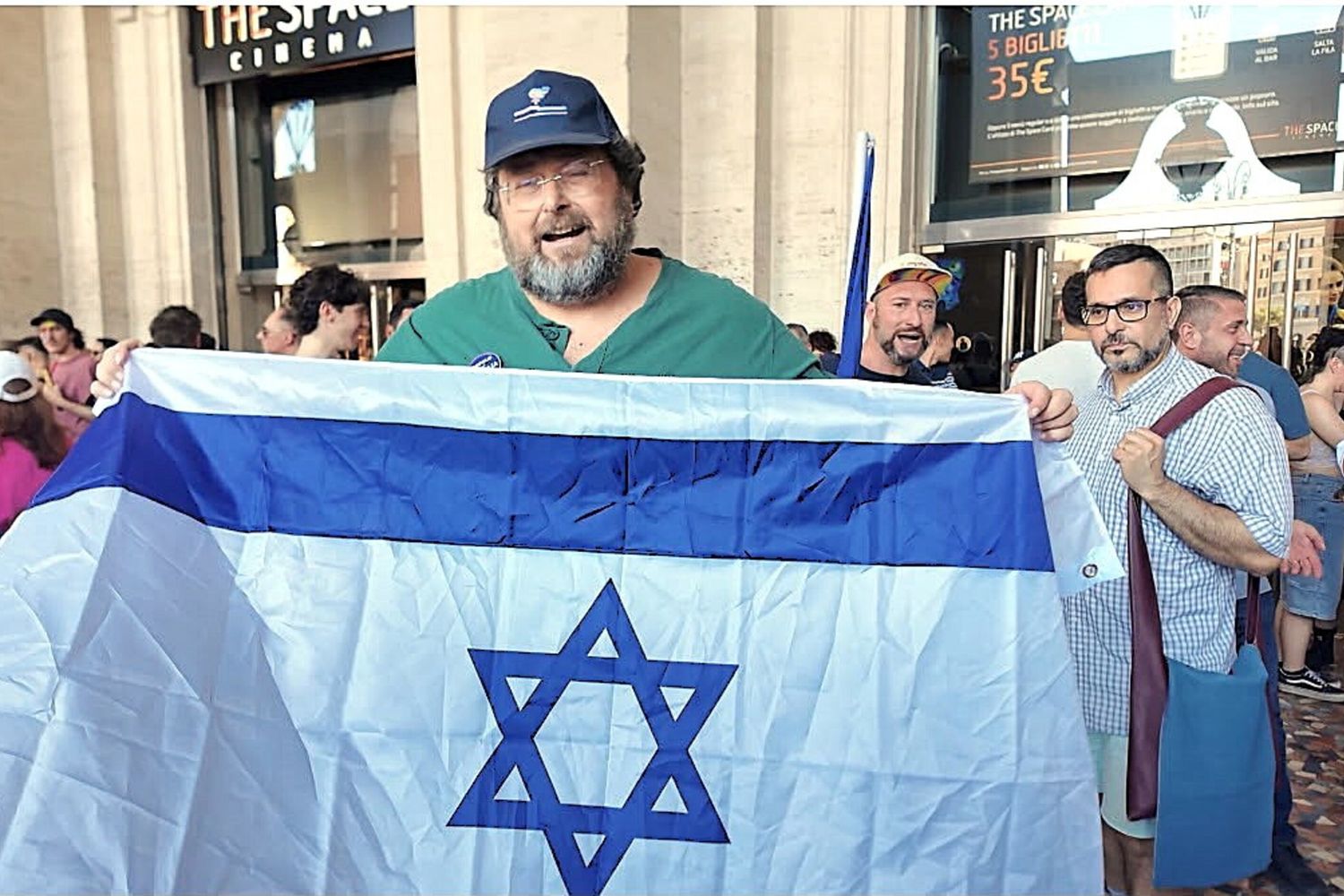 Mario Adinolfi sventola la bandiera israeliana al Roma Pride