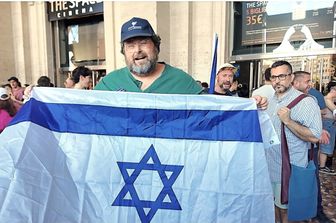 Mario Adinolfi sventola la bandiera israeliana al Roma Pride