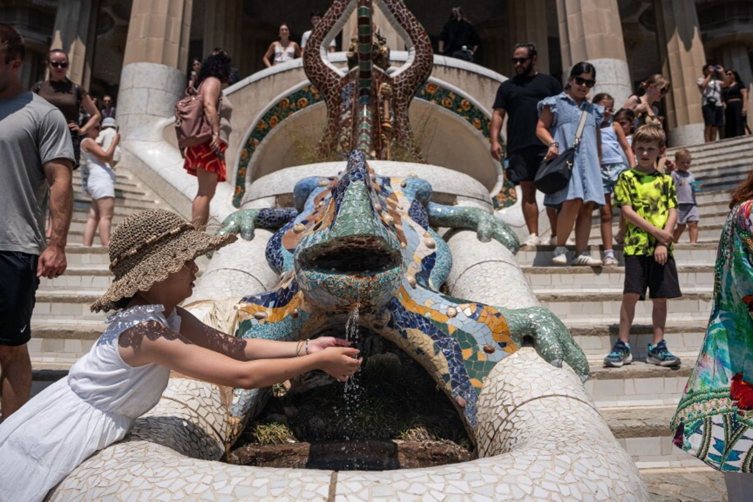 Turisti accaldati a Parc Guell, Barcellona