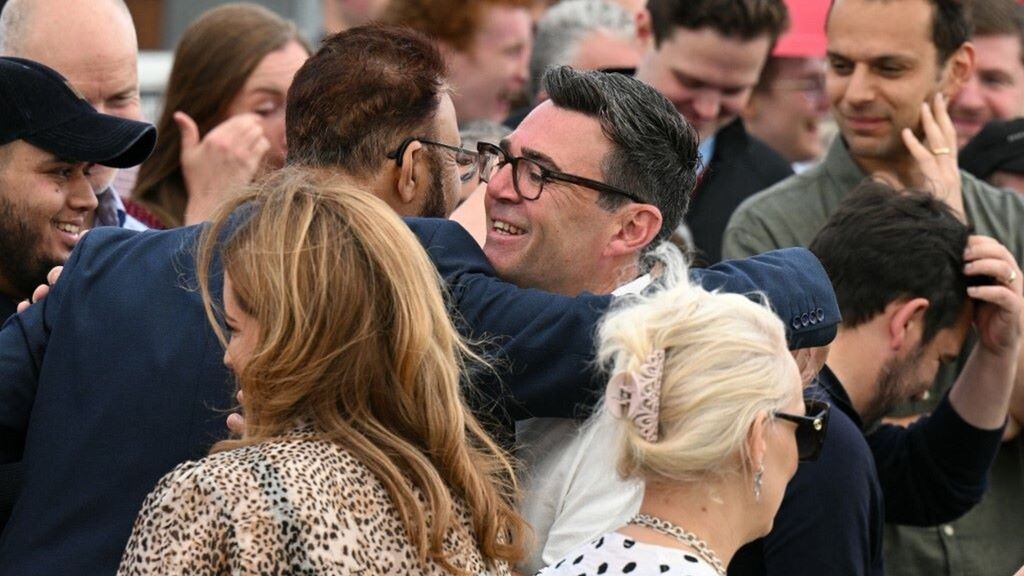 Andy Burnham festeggiato dopo la vittoria alle elezioni suppletive