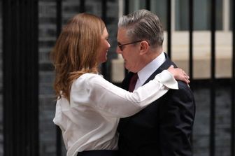 L’abbraccio tra Keir Starmer e la moglie Victoria dopo l’annuncio delle dimissioni da leader laburista e da primo ministro della Gran Bretagna