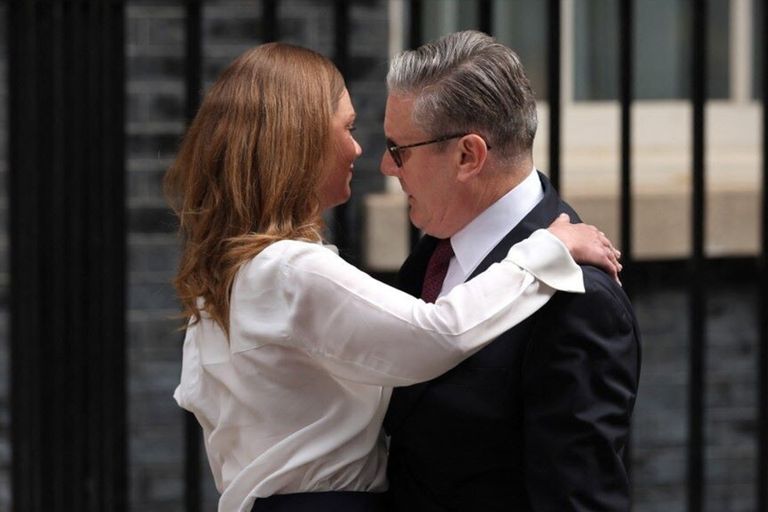 L’abbraccio tra Keir Starmer e la moglie Victoria dopo l’annuncio delle dimissioni da leader laburista e da primo ministro della Gran Bretagna