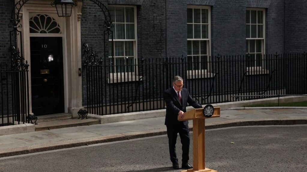 Starmer annuncia le sue dimissioni davanti al numero 10 di Downing Street