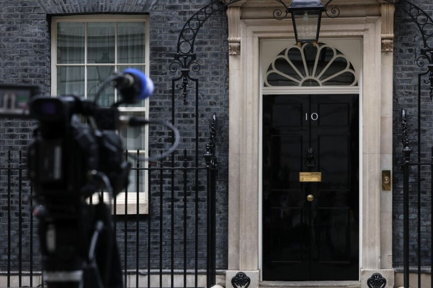 La porta di Downing Street numero 10, residenza ufficiale del Primo Ministro britannico