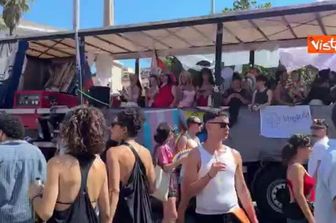 Dj con costume da unicorno sul carro al Pride a Roma