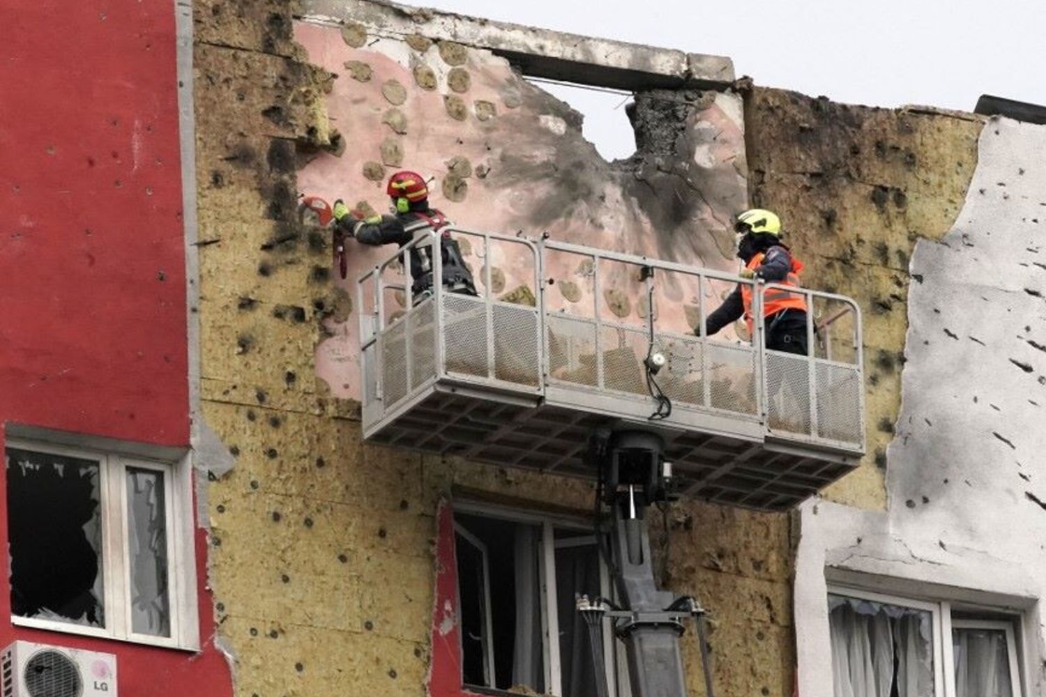 Un edificio residenziale a Mosca colpito da droni ucraini - immagine scattata l'11 marzo 2026