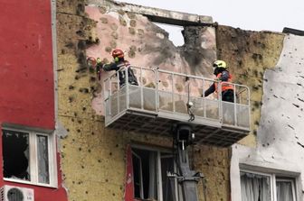 Un edificio residenziale a Mosca colpito da droni ucraini - immagine scattata l'11 marzo 2026