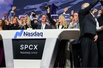 SpaceX festeggia quotazione al Nasdaq