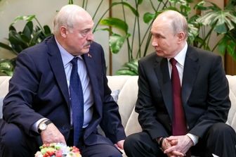Il presidente russo Vladimir Putin (a destra) parla con il presidente bielorusso Alexander Lukashenko durante il Consiglio economico supremo eurasiatico dell'Unione economica eurasiatica (Uee) al Palazzo dell'Indipendenza ad Astana il 29 maggio 2026