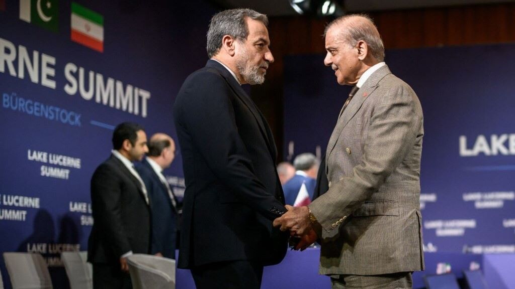 Il ministro degli Esteri iraniano Abbas Araghchi (a sinistra) stringe la mano al primo ministro pakistano Shehbaz Sharif prima di un incontro tra Stati Uniti, Iran, Pakistan e Qatar a Burgenstock, in Svizzera, il 21 giugno 2026