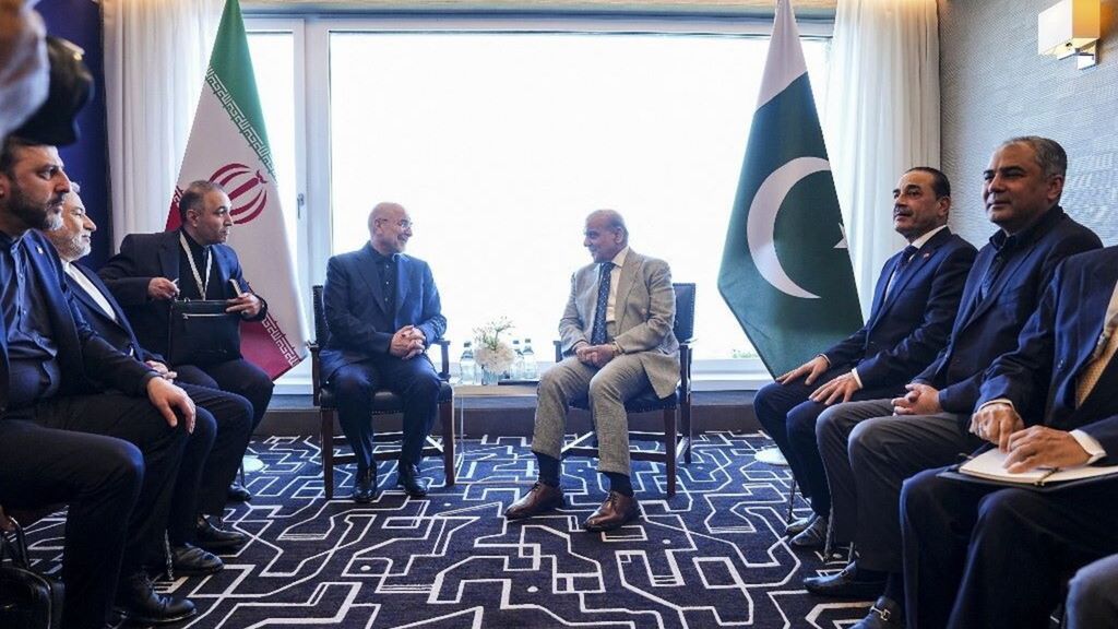 Il presidente del parlamento iraniano Mohammad Bagher Ghalibaf (al centro a sinistra) e il primo ministro pakistano Shehbaz Sharif (al centro a destra) partecipano a un incontro con i membri delle rispettive delegazioni a Zurigo, in Svizzera, il 21 giugno 2026.