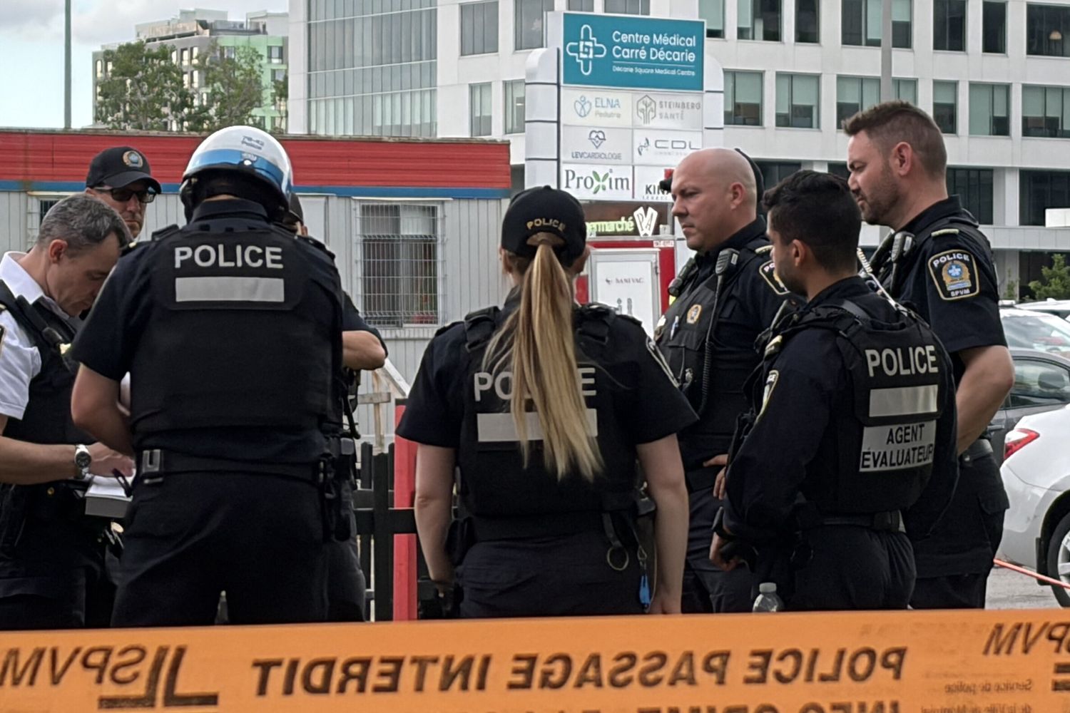 La polizia sul luogo della sparatoria nel quartiere ebraico di Montreal
