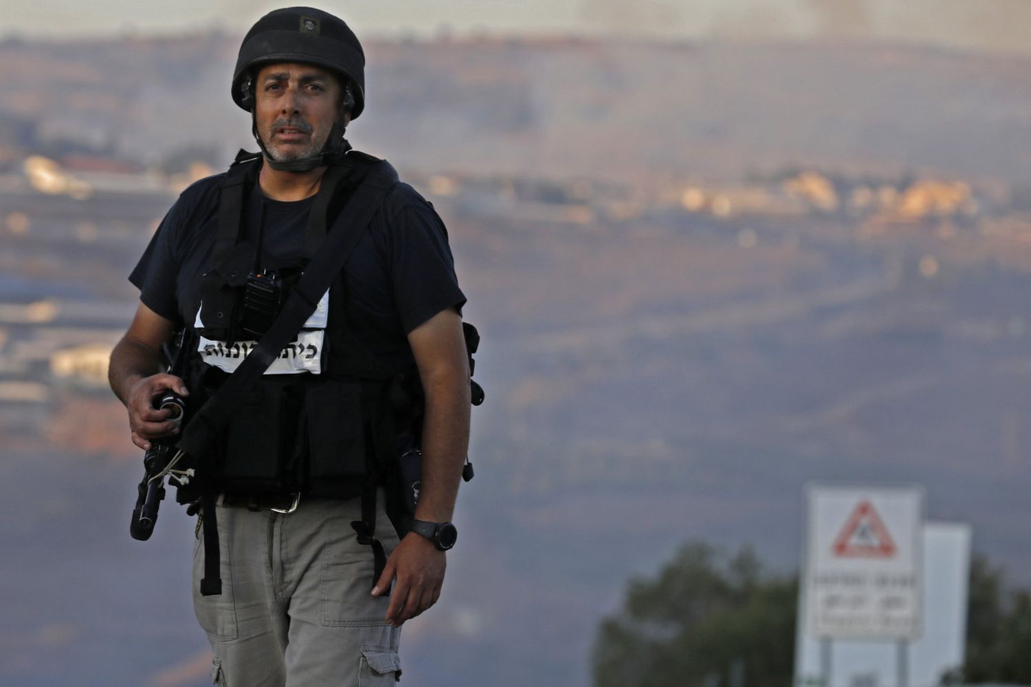 Un membro delle forze di sicurezza di Israele al confine con il Libano