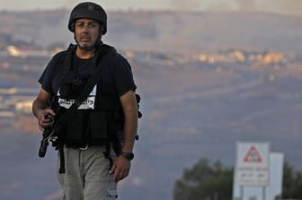 Un membro delle forze di sicurezza di Israele al confine con il Libano