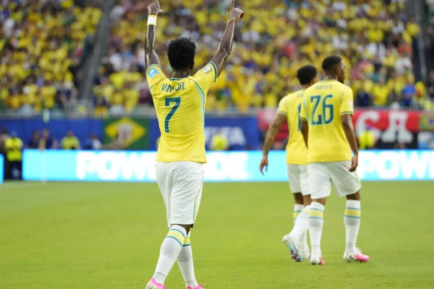 Vinicius esulta dopo il gol