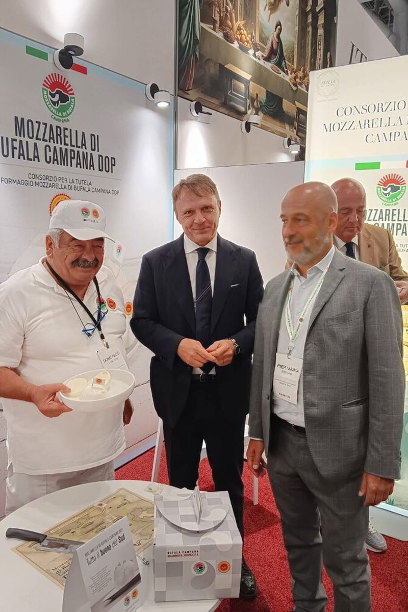 La visita del ministro dell'Agricoltura Francesco Lollobrigida al Consorzio della mozzarella di bufala campana Dop nel 2025