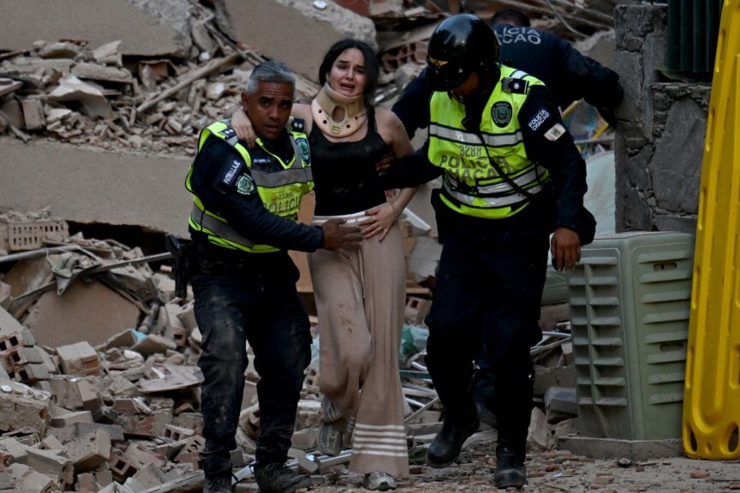 Terremoto in Venezuela, due scosse di magnitudo 7.2 e 7.5 in pochi secondi. "Almeno 32 morti e 700 feriti"